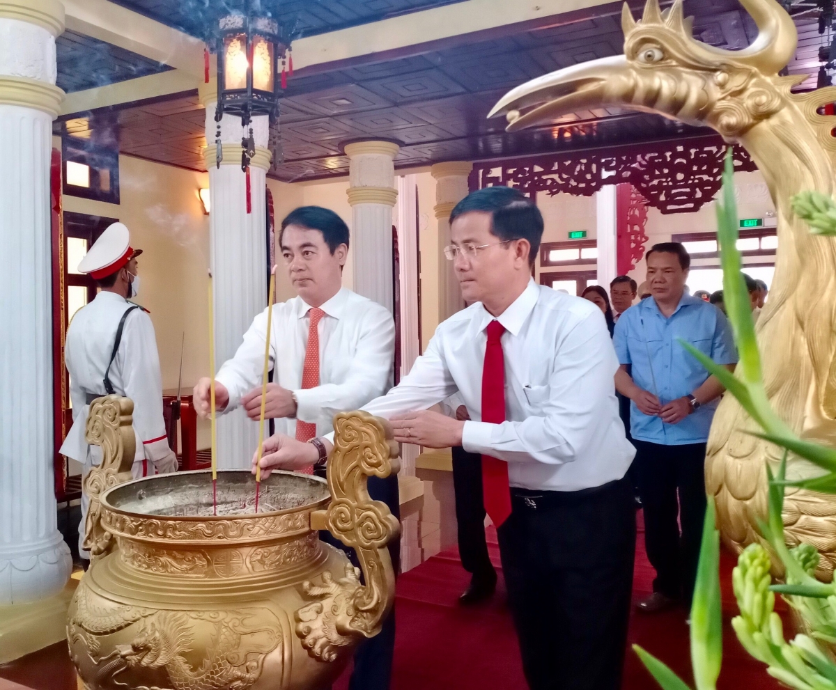Lãnh đạo tỉnh Hậu Giang dâng hương tại Đền thờ Bác Hồ.