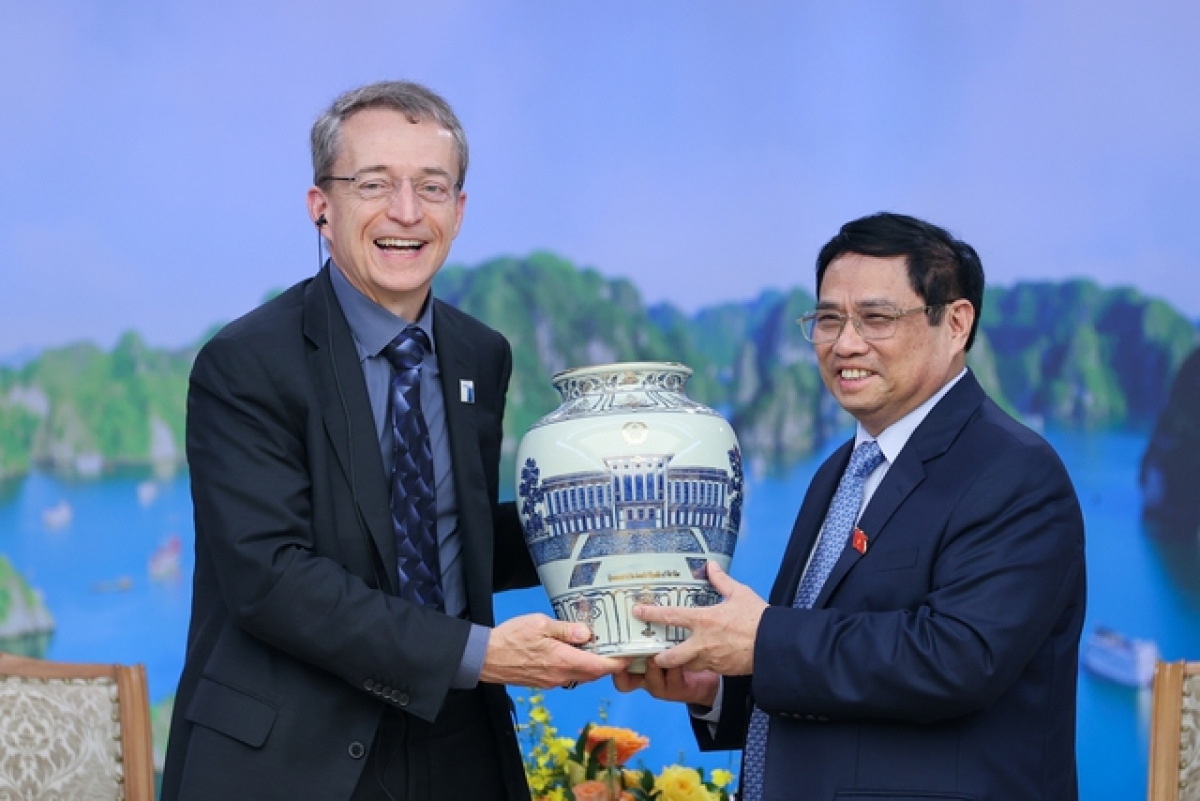Thủ tướng Phạm Minh Chính tặng quà lưu niệm cho ông Patrick Gelsinger - Ảnh: VGP