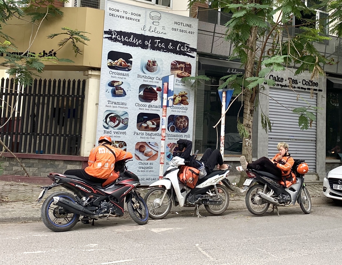 Các shipper chọn ngồi cố định một chỗ kiếm đơn thay vì chạy xe lang thang.
