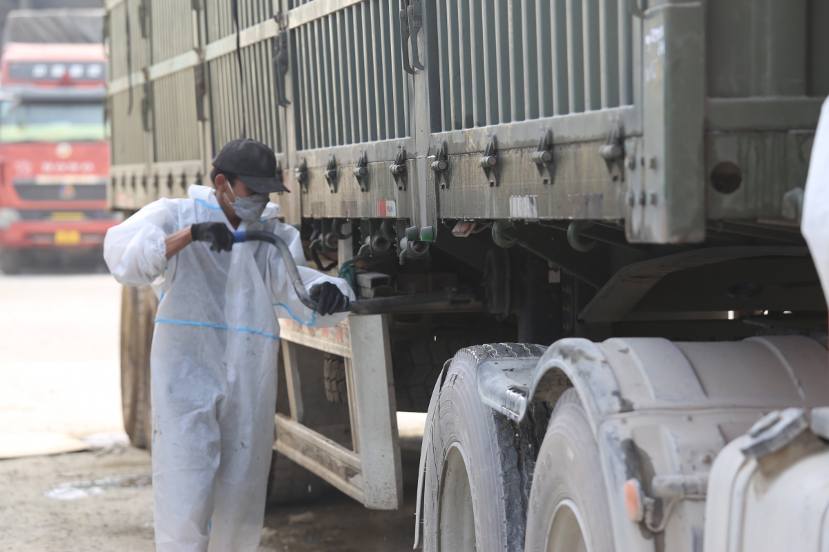 Việc thiết lập “vùng xanh”, hay việc triển khai các phương thức giao nhận hàng hóa mới trong thời điểm này là những phương án tối ưu trong tình hình dịch bệnh hiện nay và cho thấy sự vào cuộc quyết liệt của tỉnh Lạng Sơn trong việc nâng cao năng lực thông quan, cải thiện tình hình XNK