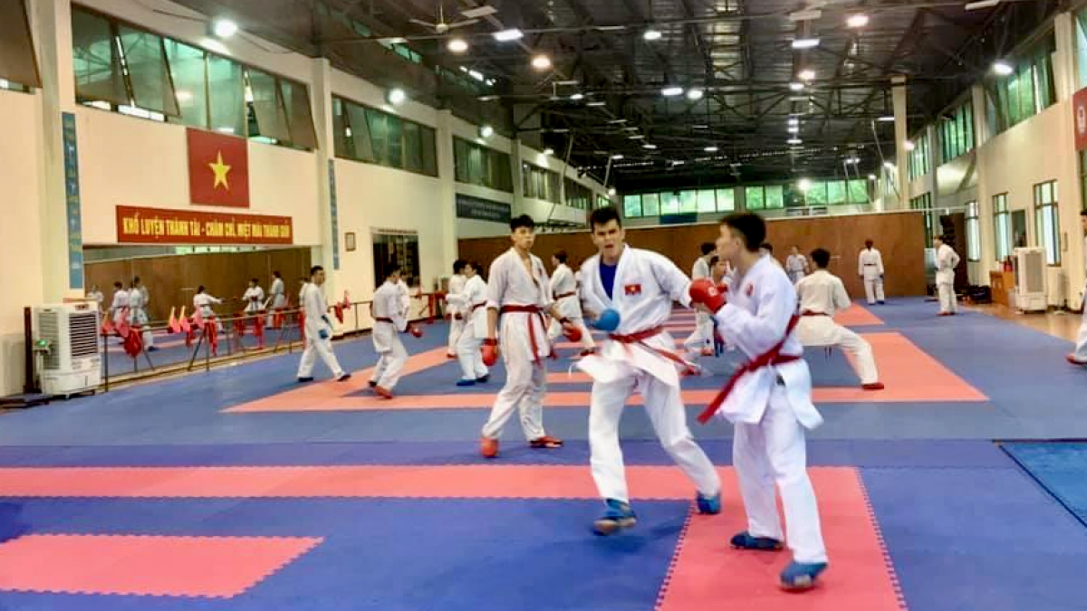 Các võ sĩ đội tuyển karate Việt Nam đang miệt mài tập luyện tại Trung tâm Huấn luyện Thể thao Quốc gia Hà Nội (Ảnh: BTC).