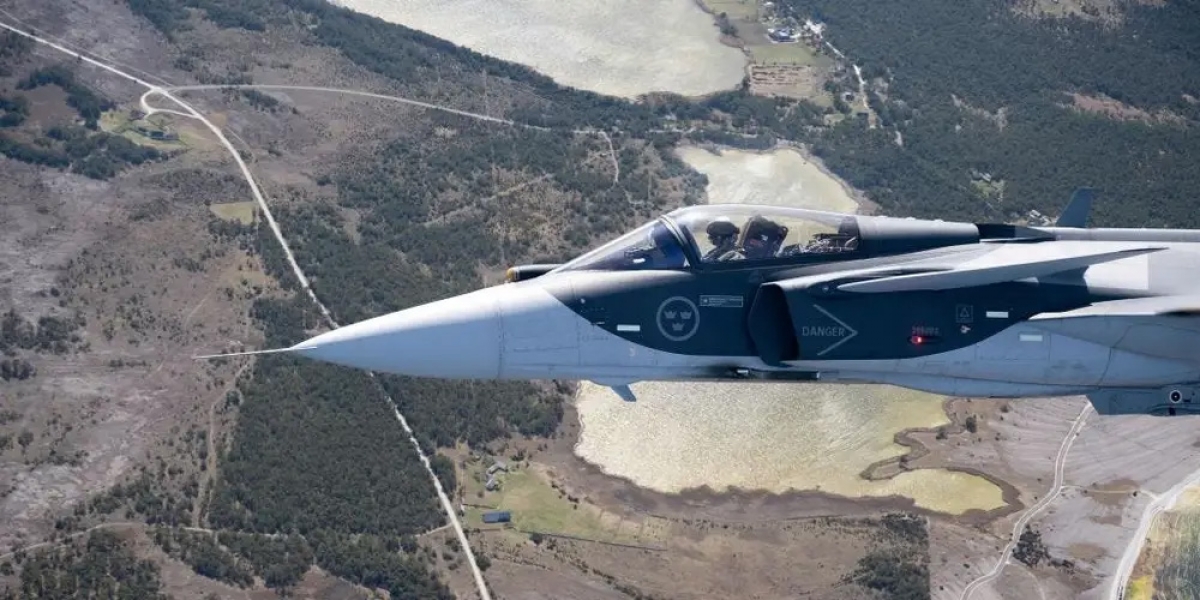 Máy bay Gripen E của Không quân Thụy Điển bay trên đảo Gotland ở Biển Baltic, ngày 11/5/2022. Ảnh: Getty Images