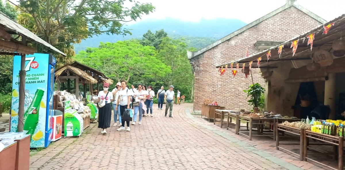 Khách du lịch tham quan danh thắng Yên Tử dịp cuối tuần.