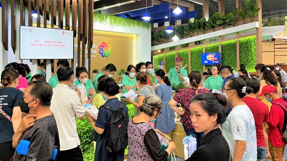 Khách hàng tới Ngày hội du lịch TP.HCM tìm hiểu và mua tour cho dịp hè khá đông.