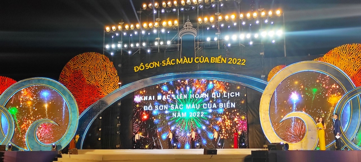 Các đại biểu bấm nút khai mạc Liên hoan du lịch Đồ Sơn - Sắc màu của biển 2022.