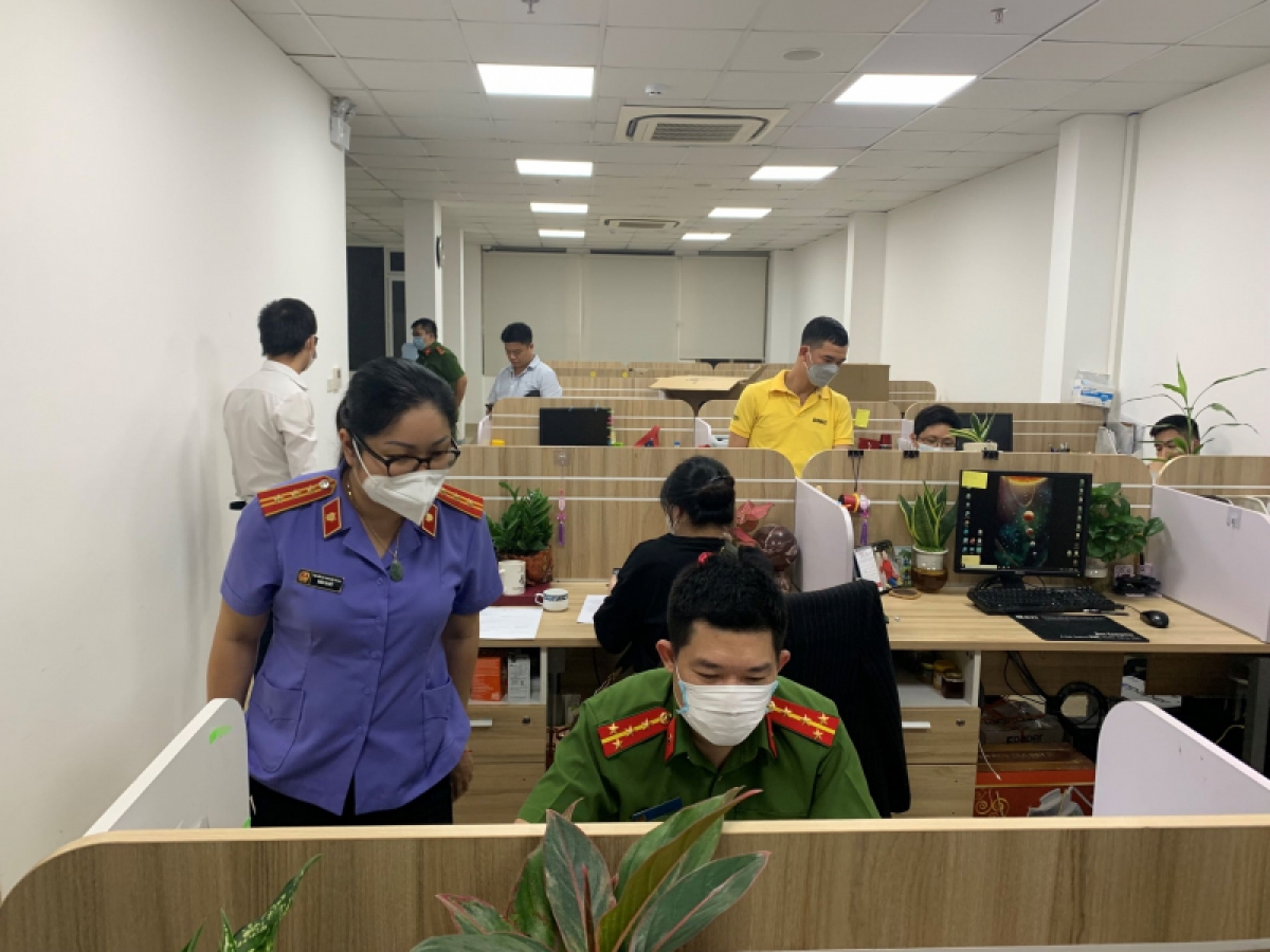 Cơ quan CSĐT Bộ Công an khám xét một trong những trụ sở của AIC.