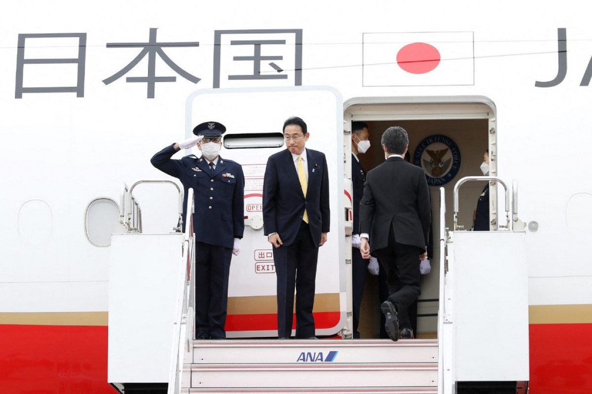 Thủ tướng Nhật Bản Kishida lên máy bay chuẩn bị thăm các nước Đông Nam Á, ngày 29/4. Ảnh: AFP