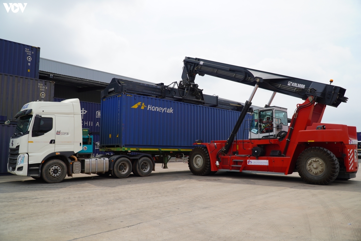 Bốc dỡ hàng hóa tại Cảng cạn Thanaleng ở thủ đô Vientiane.