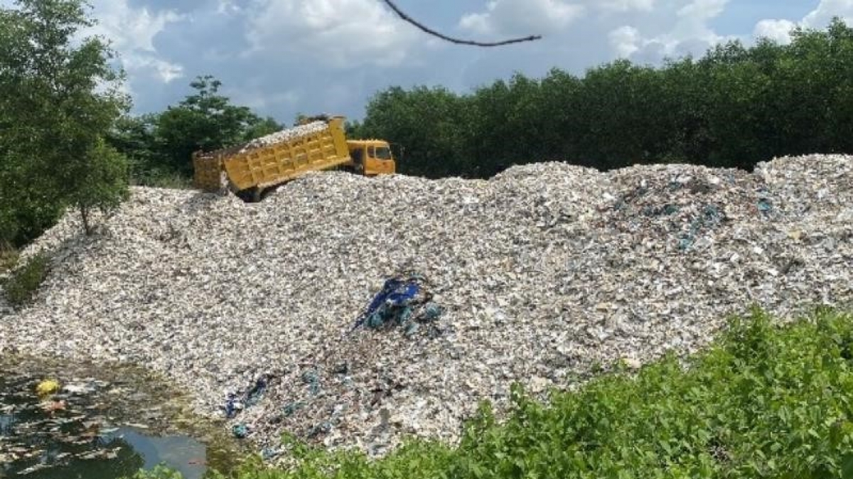 Điểm đổ chất thải tại khu vực hồ nước thuộc xã Long An (Ảnh: Công an tỉnh Đồng Nai)