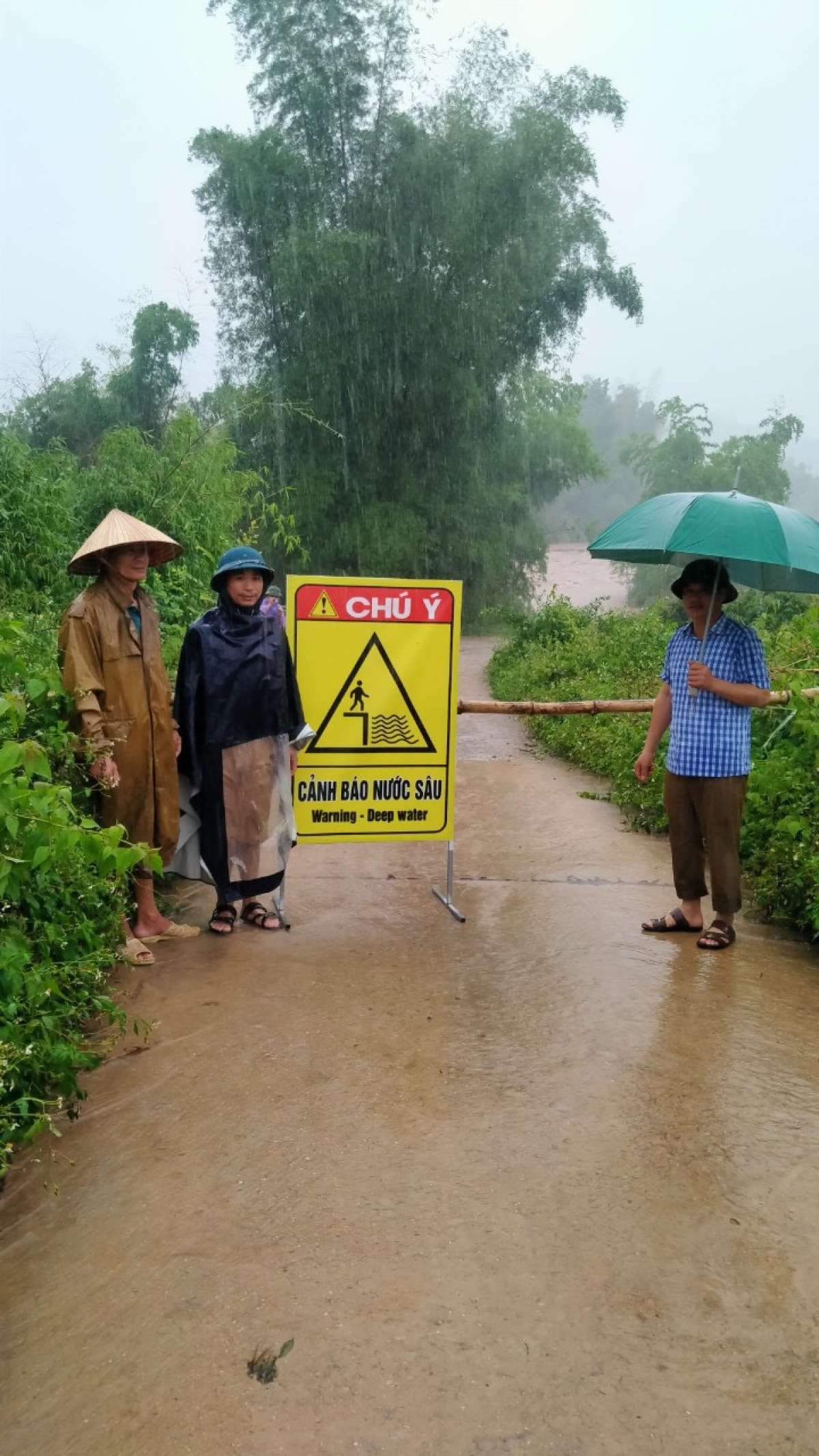 Lực lượng chức năng khuyến cáo nhân dân không đứng cạnh bờ sông, bờ suối, ngầm tràn, khu vực sạt lở khi đang có mưa to, gió lớn.