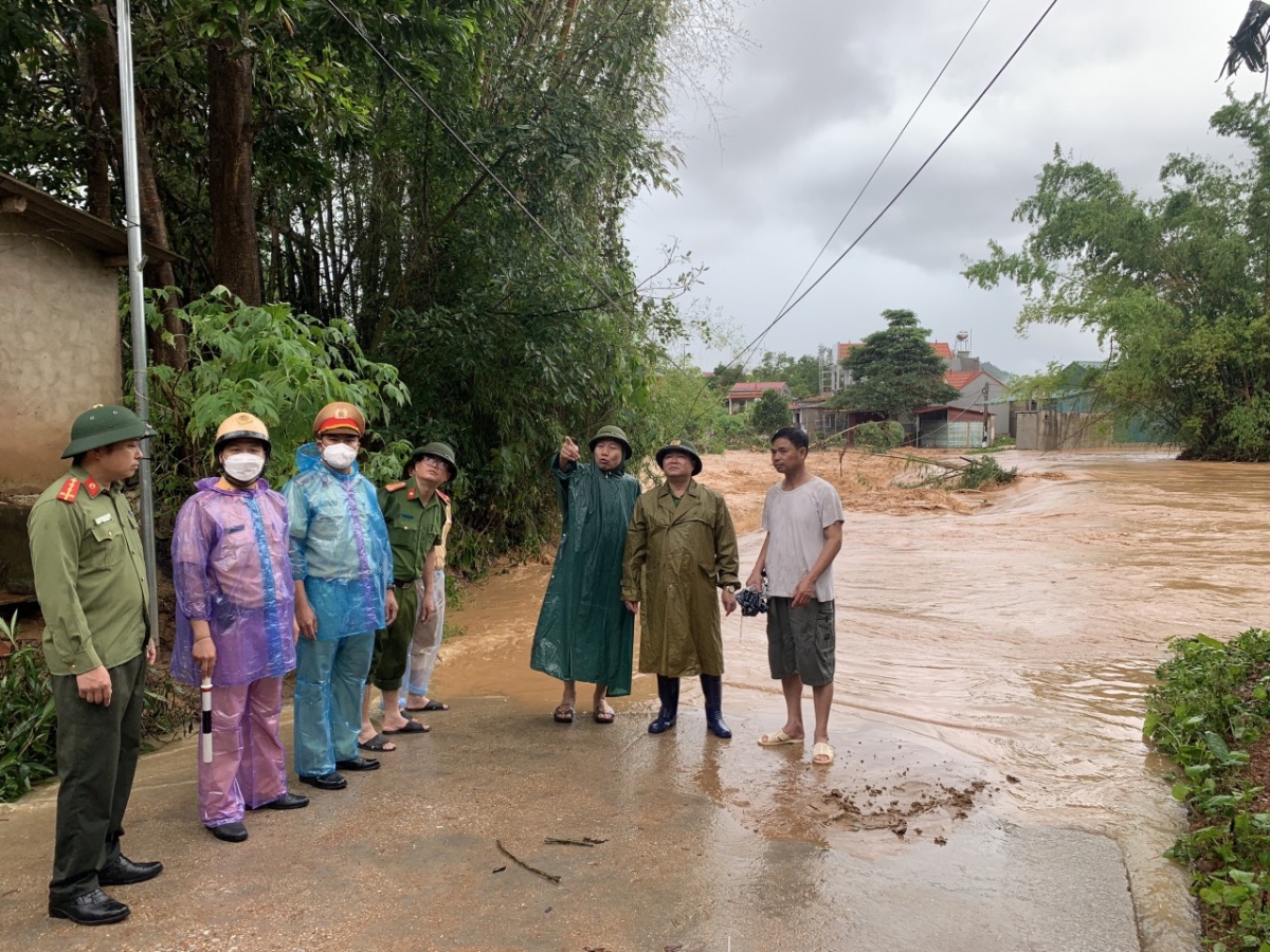 “Ngay sau khi nắm được thông tin, UBND huyện Lục Ngạn đã chỉ đạo các lực lượng chức năng như quân đội, công an và dân quân tự về phối hợp với chính quyền địa phương, quần chúng nhân dân di chuyển, tuyên truyền những hộ gia đình có nguy cơ ngập lụt cao, lên vùng trú ẩn an toàn, tránh thiệt hại về người và tài sản không đáng có”- ông Thi nói.