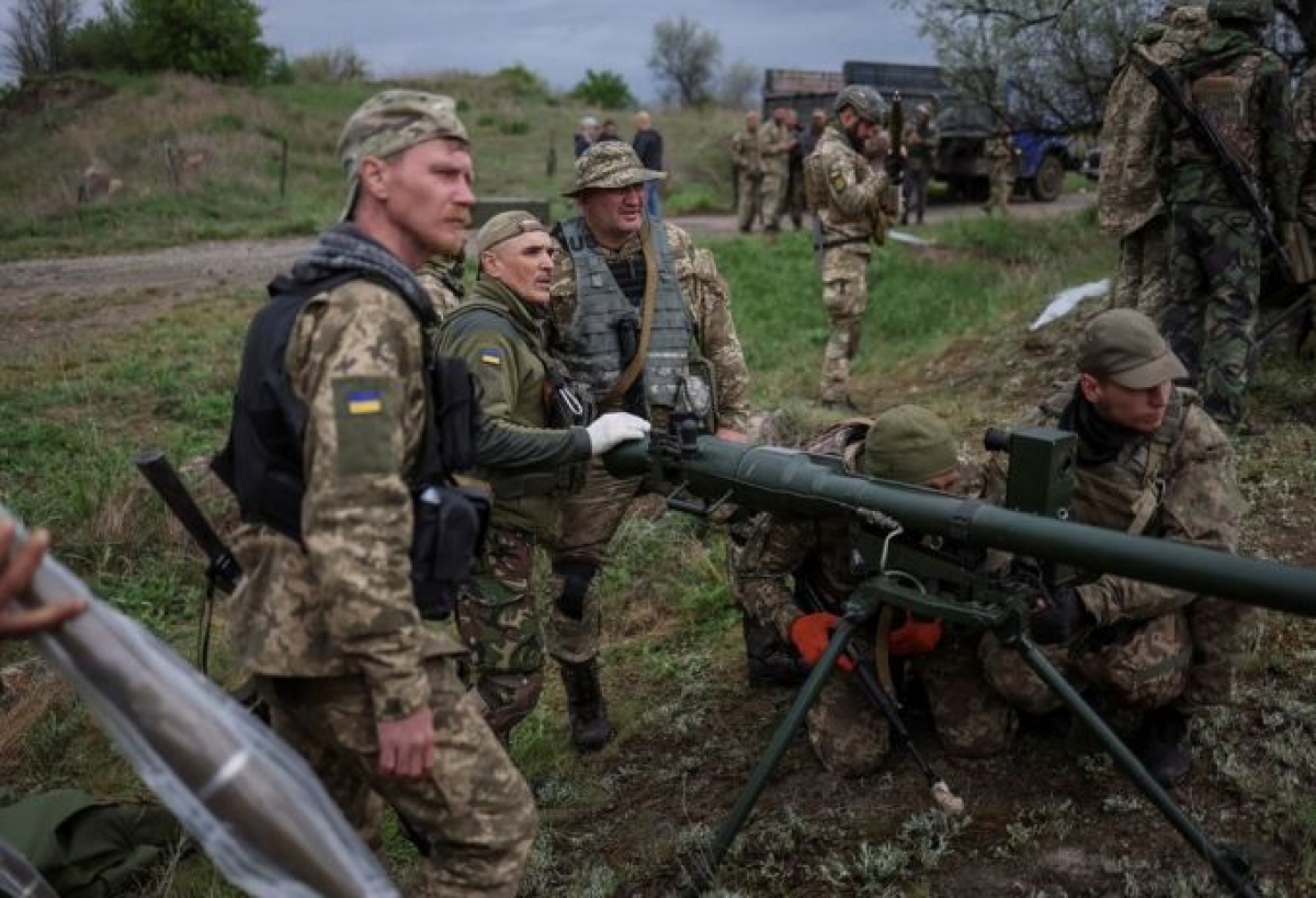 Binh sĩ Lực lượng Phòng vệ Lãnh thổ Ukraine sử dụng súng chống tăng khi diễn tập ở vùng Dnipropetrovs hôm 14/5. Ảnh: Reuters.