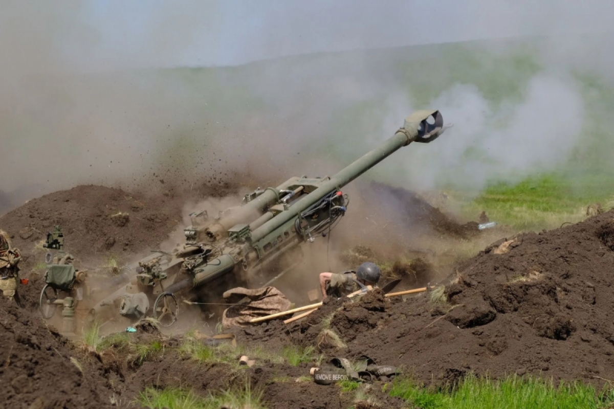 Binh sĩ Ukraine khai hỏa lựu pháo M777. (Ảnh: Quân đội Ukraine)