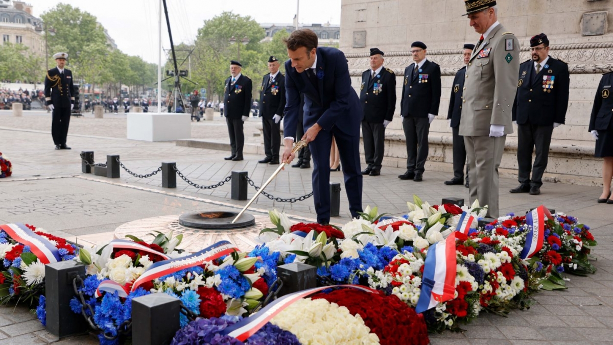 Tổng thống Pháp Emanuel Macron đến đặt vòng hoa và thắp lại ngọn lửa tại Lăng mộ của Người lính vô danh ở Khải Hoàn Môn ngày 8/5. Ảnh: AFP