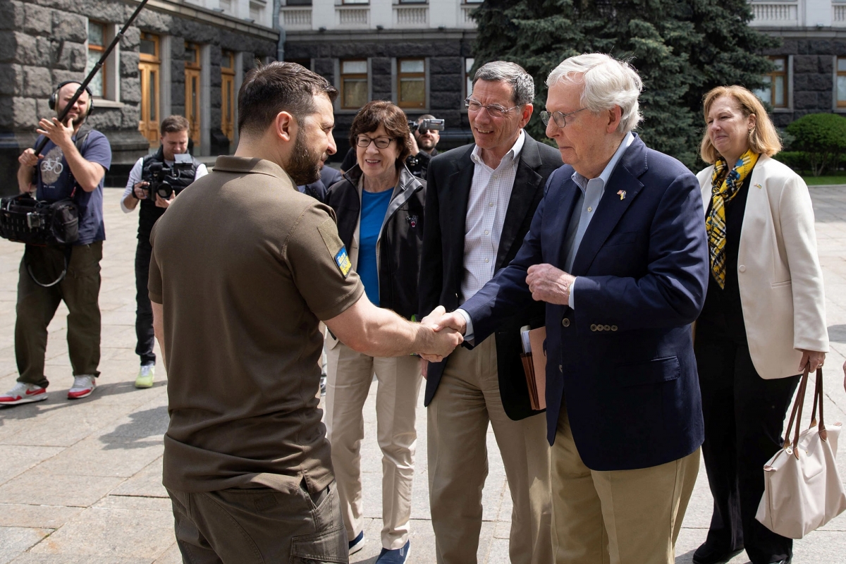 Thượng nghị sỹ Mitch McConnell dẫn đầu đoàn nghị sỹ Mỹ thăm Ukraine. Ảnh: NYPost