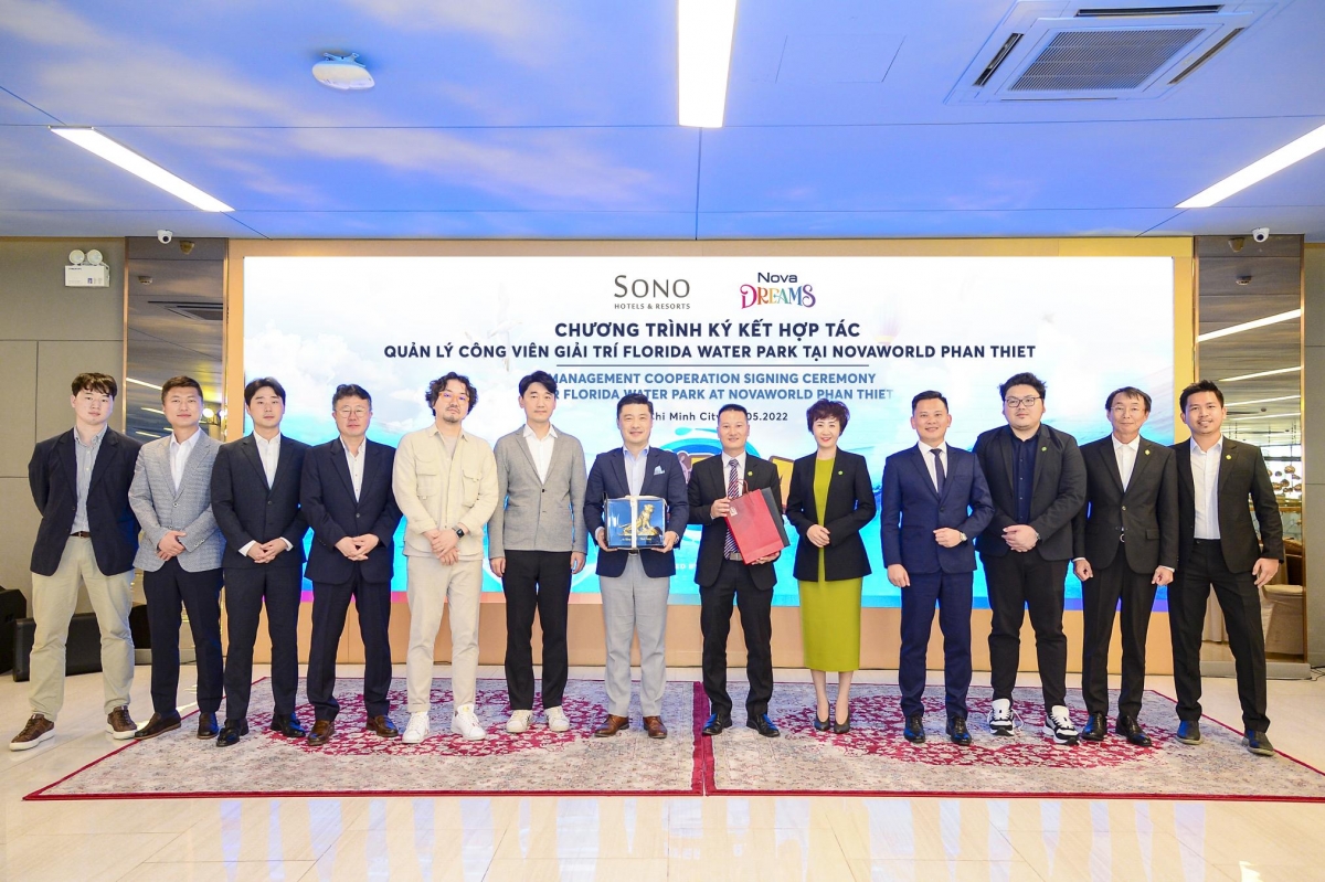 Đại diện Daemyung Sono Hotels & Resorts và đại diện NovaDreams tiến hành nghi thức ký kết.