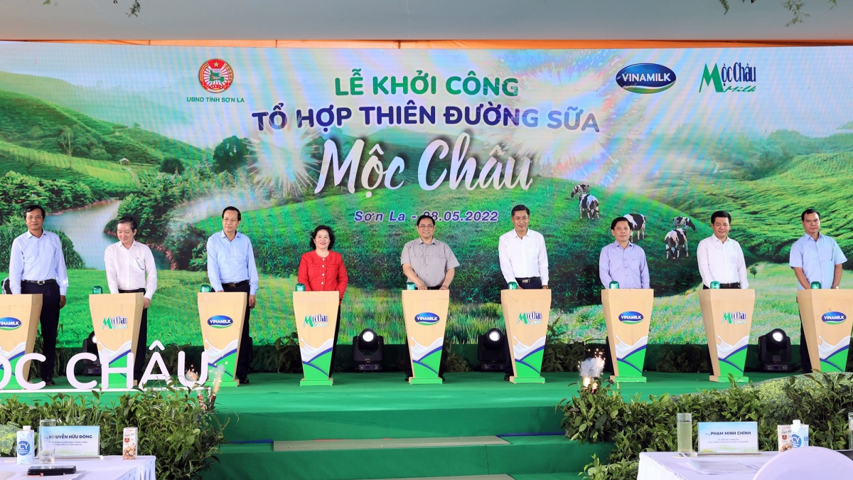 Thủ tướng Chính phủ cùng các đại biểu và lãnh đạo của Vinamilk, Mộc Châu Milk thực hiện nghi thức khởi công Tổ hợp Thiên đường sữa Mộc Châu.