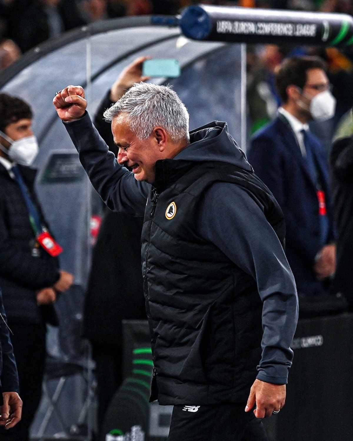 Mourinho bật khóc sau khi giúp AS Roma vào chung kết Conference League. (Ảnh: Getty)