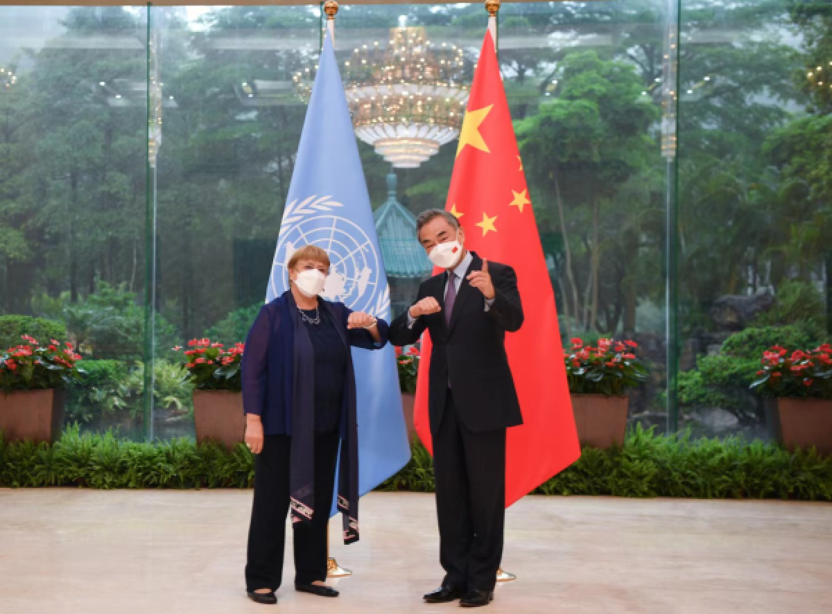 Ngoại trưởng Trung Quốc Vương Nghị gặp Cao ủy Nhân quyền Liên Hợp Quốc Michelle Bachelet. Ảnh: Bộ Ngoại giao Trung Quốc.