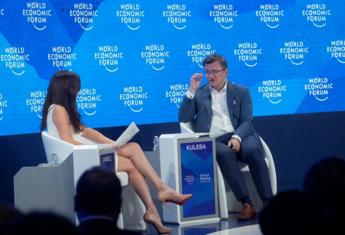 Ngoại trưởng Ukraine Dmytro Kuleba phát biểu tại Diễn đàn Kinh tế thế giới Davos 2022. (Ảnh: Reuters)