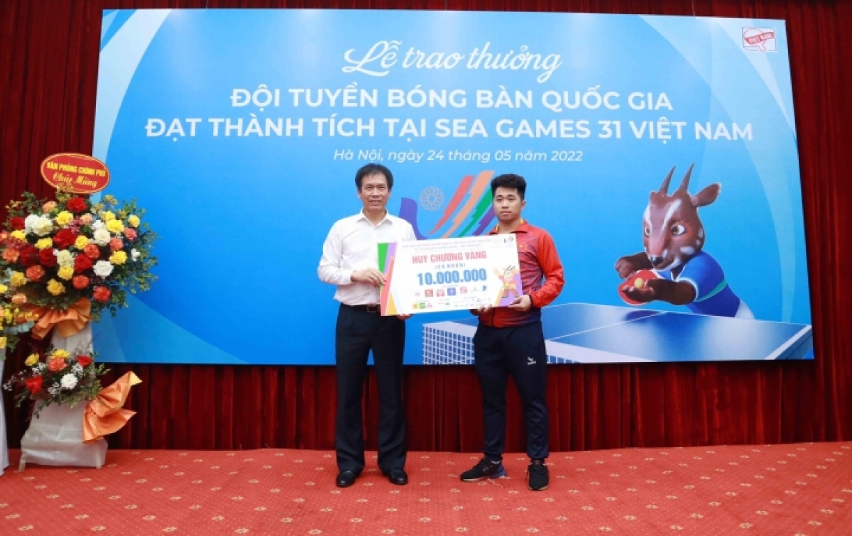 Trưởng đoàn Thể thao Việt Nam tại SEA Games 31 Trần Đức Phấn trao thưởng cho Nguyễn Đức Tuân.