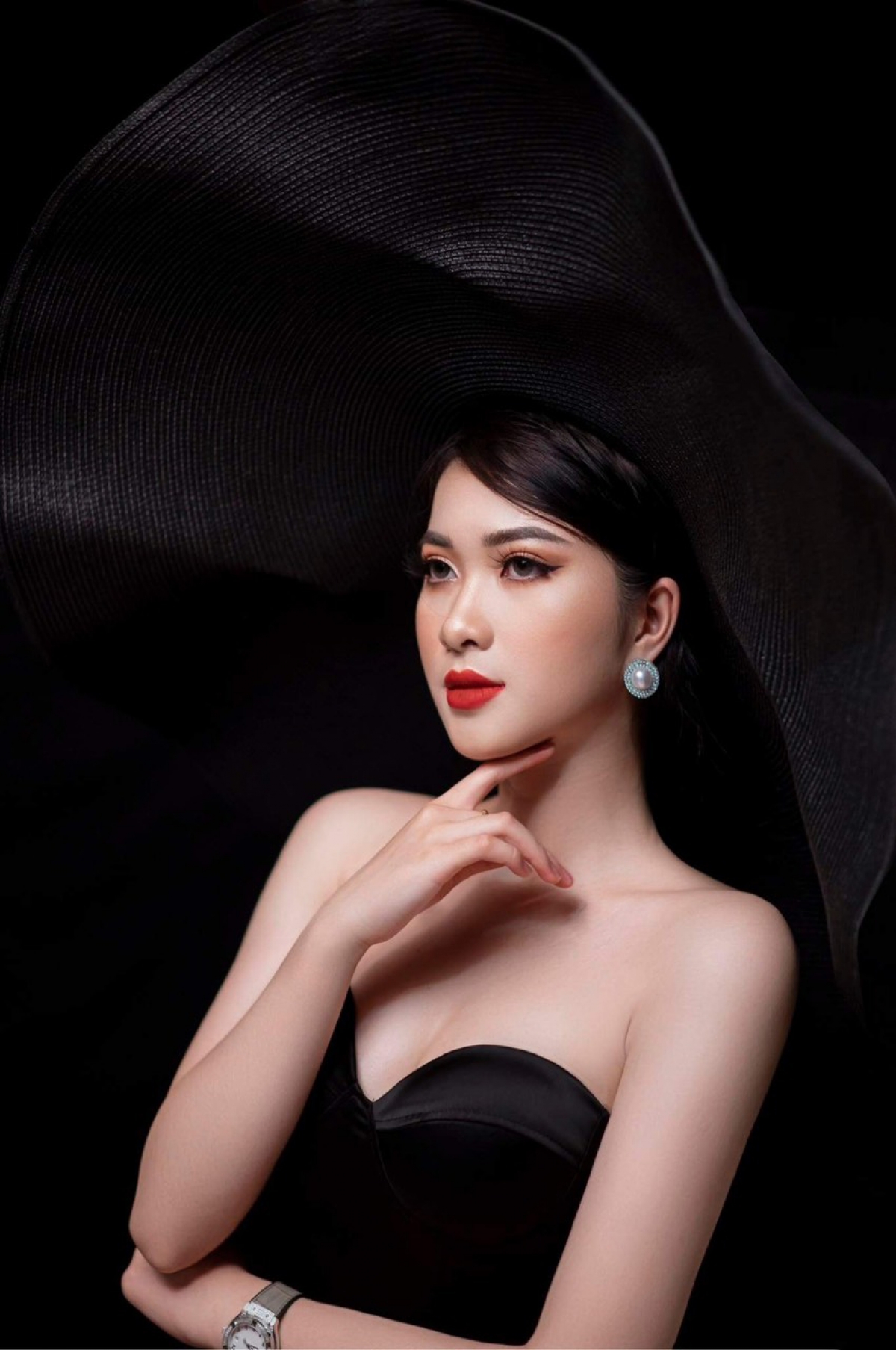 Cũng đến từ Thái Nguyên thí sinh Nguyễn Minh Ngọc cao 1m65, số đo 3 vòng 89-61-92, sinh năm 2003 hiện đang theo học trường Cao đẳng văn hoá nghệ thuật Việt Bắc. Cô là một trong những thí sinh sở hữu vẻ đẹp sắc sảo, có thần thái và cuốn hút.