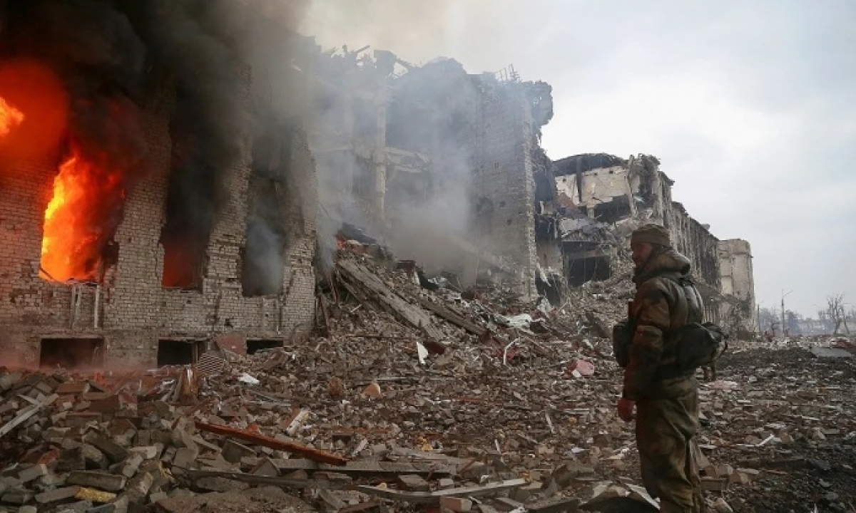 Một tòa nhà bị phá hủy ở nhà máy thép Azovstal, thành phố Mariupol, Ukraine hôm 21/4. Ảnh: Reuters.