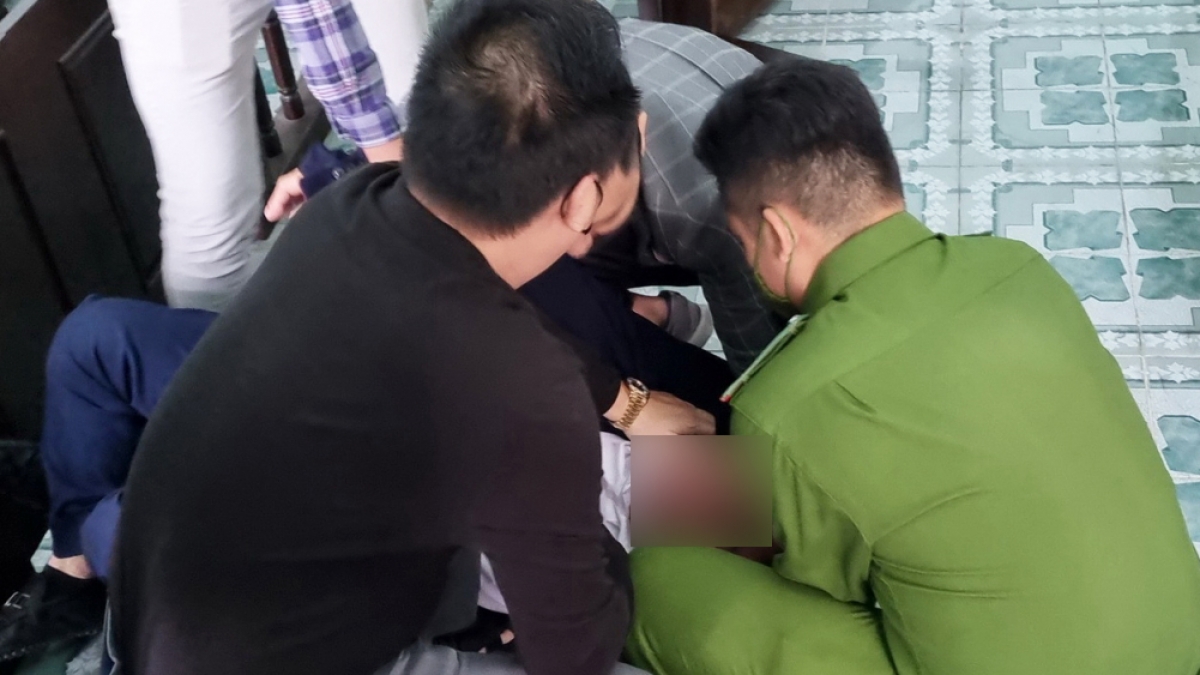 Ông Cường uống thuốc diệt côn trùng để tự tử tại toà, may mắn được cấp cứu kịp thời