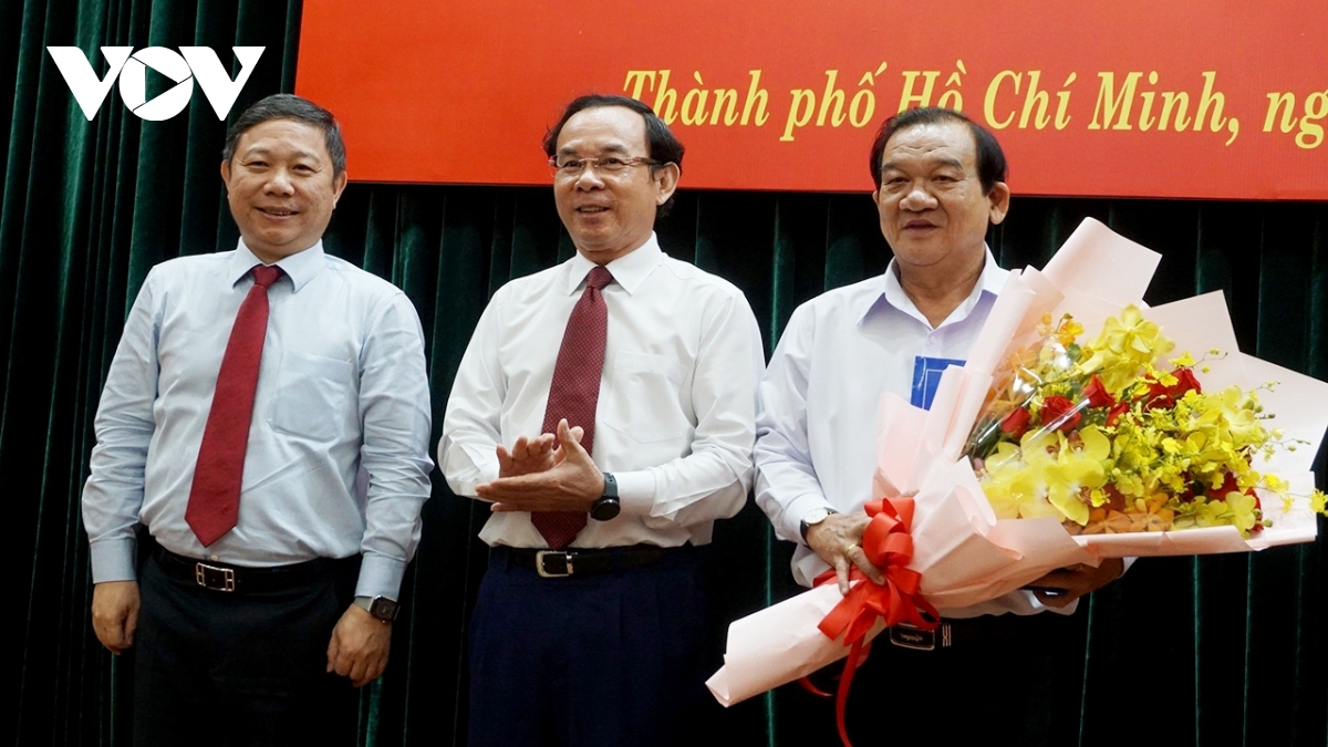 Ông Lê Minh Tấn (phải) nhận quyết định nghỉ hưu từ Bí thư Thành uỷ Nguyễn Văn Nên và Phó Chủ tịch Dương Anh Đức. (Ảnh: Hà Khánh)