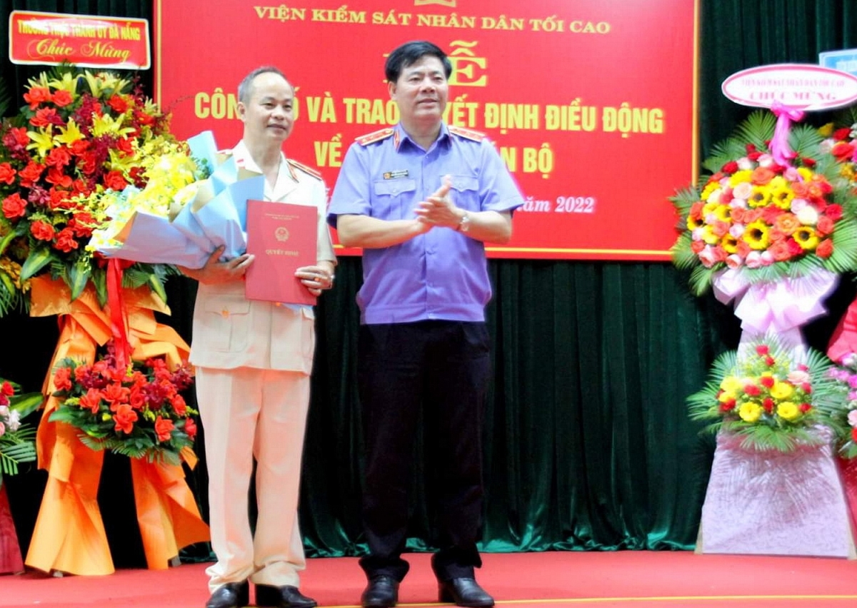 Ông Nguyễn Quang Dũng, Phó Viện trưởng Viện kiểm sát nhân dân tối cao (bên phải) tặng hoa chúc mừng ông Nguyễn Văn Quang.