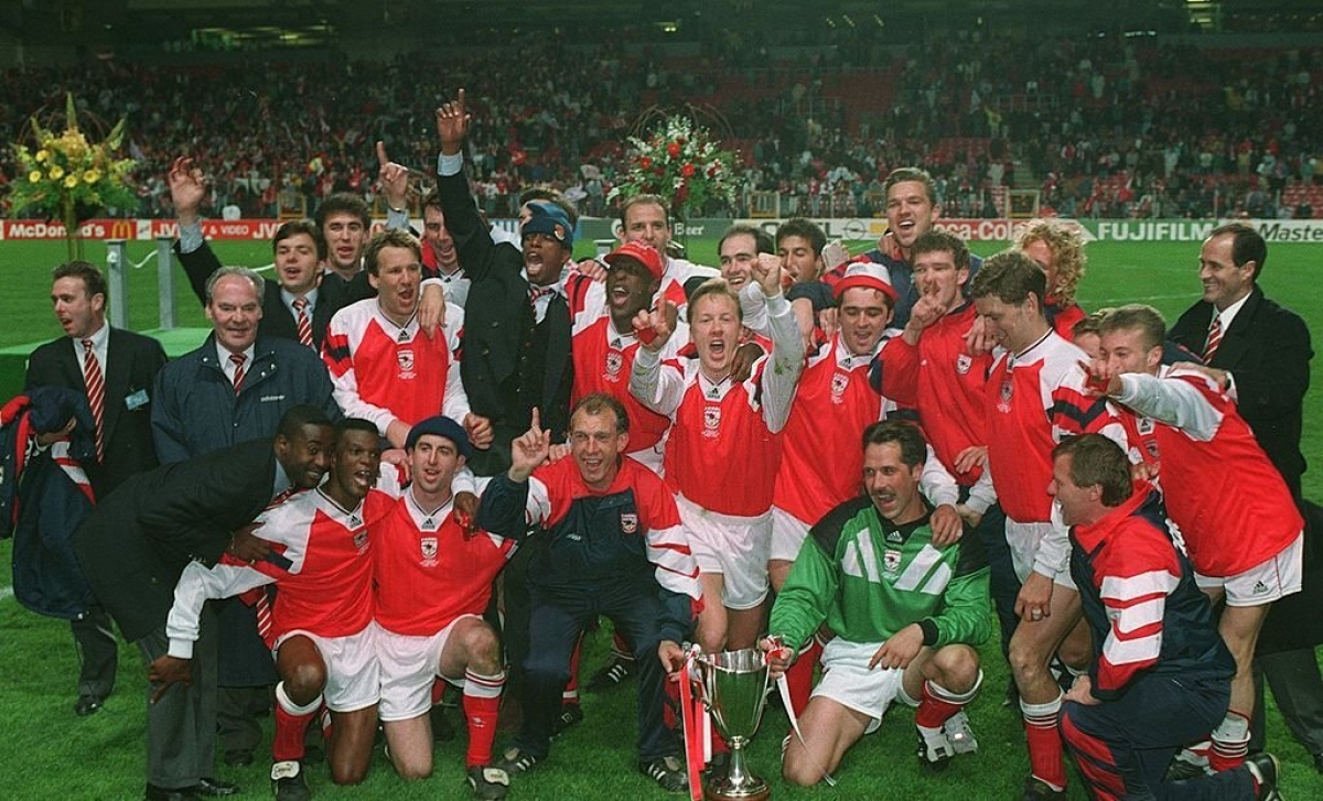 Các cầu thủ Arsenal ăn mừng chức vô địch Cúp C2 châu Âu 1994. (Ảnh: Getty).