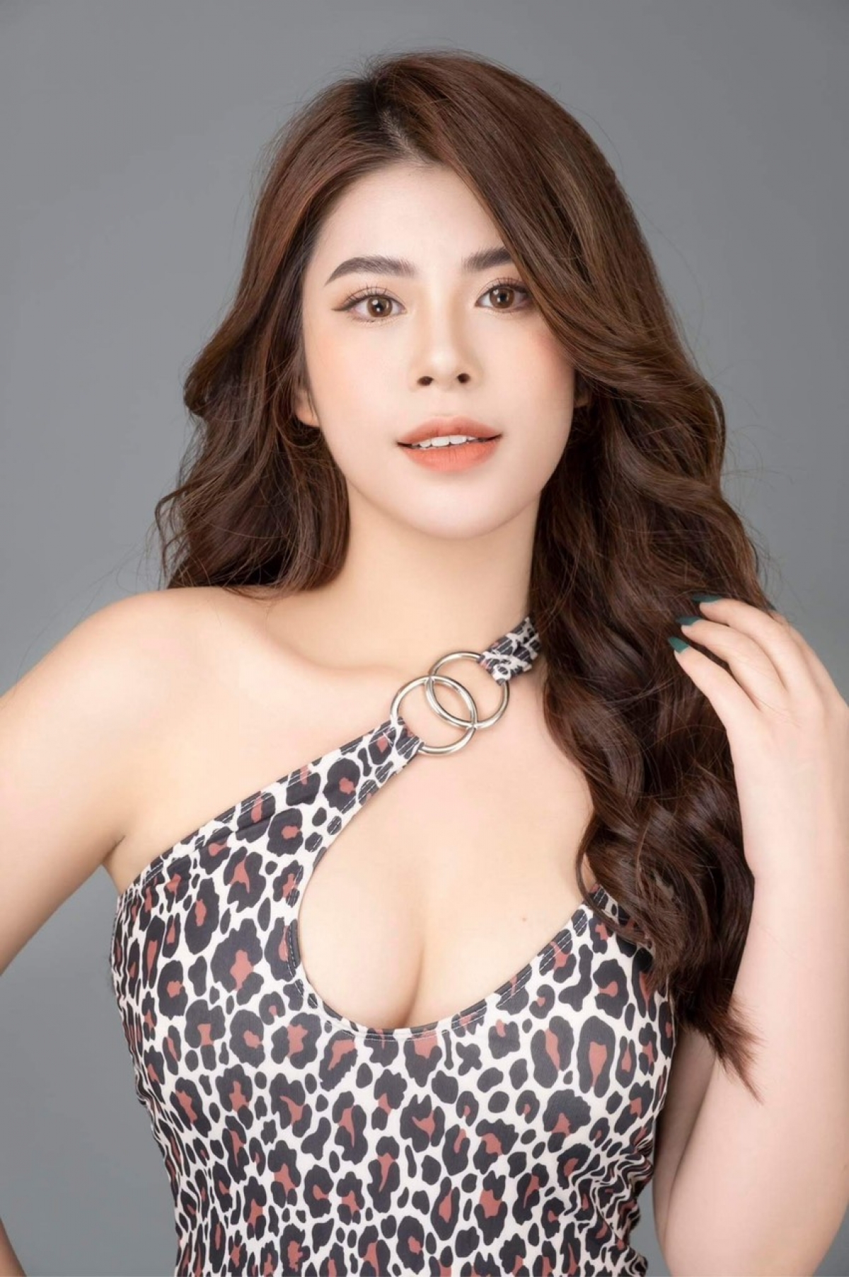 Đến từ thành phố Móng Cái - Quảng Ninh ứng viên xinh đẹp vừa tròn 20 tuổi Phạm Thị Hồng Nhung sinh năm 2002, hiện cô đã tốt nghiệp THPT và tháng 8/2022 sẽ nhập học Đại học Phương Đông. Ứng viên sở hữu chiều cao 1m65 số đo 3 vòng 92-59-94.