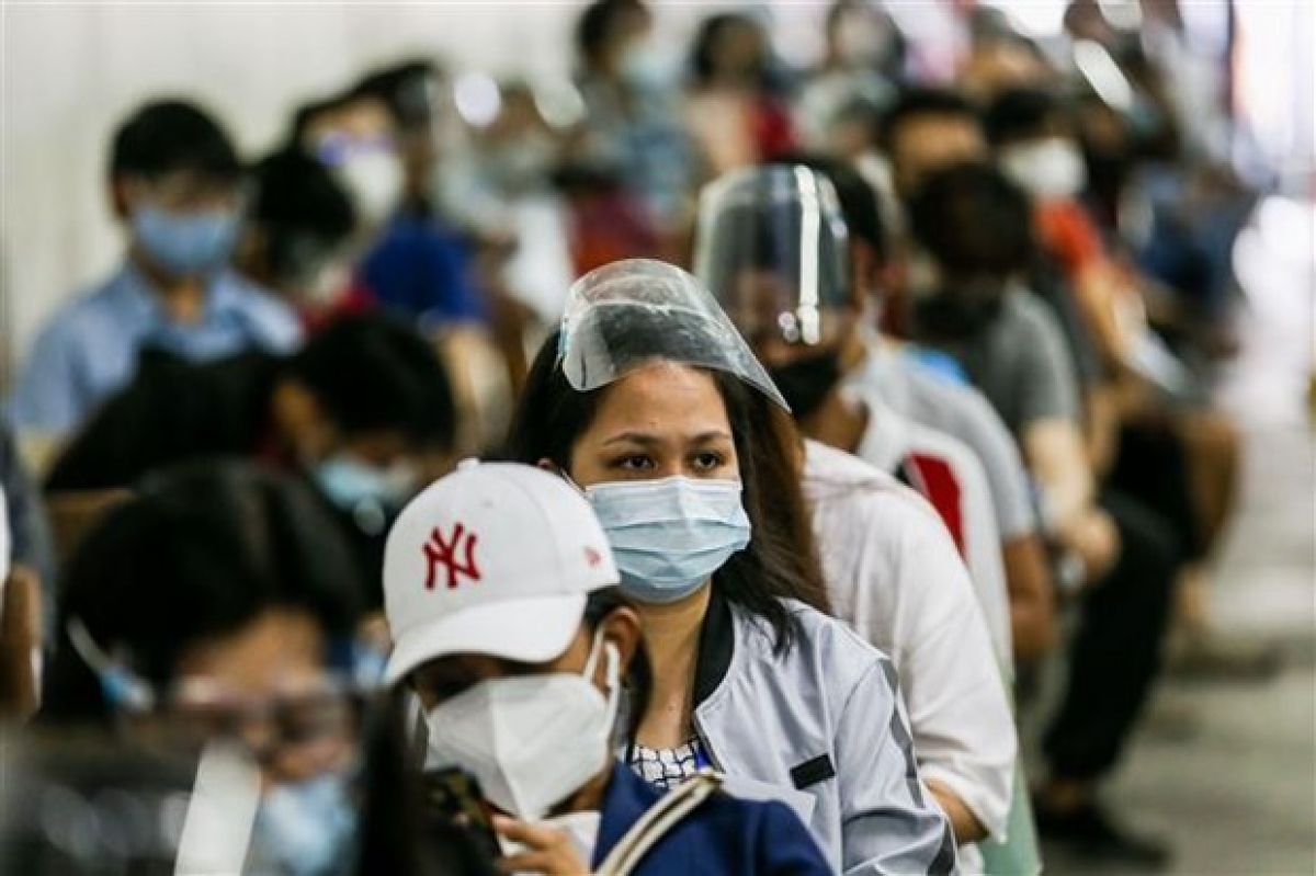 Người dân chờ tiêm vaccine ngừa Covid-19 tại San Juan (Philippines), tháng 7/2021. (Ảnh: Tân Hoa Xã)