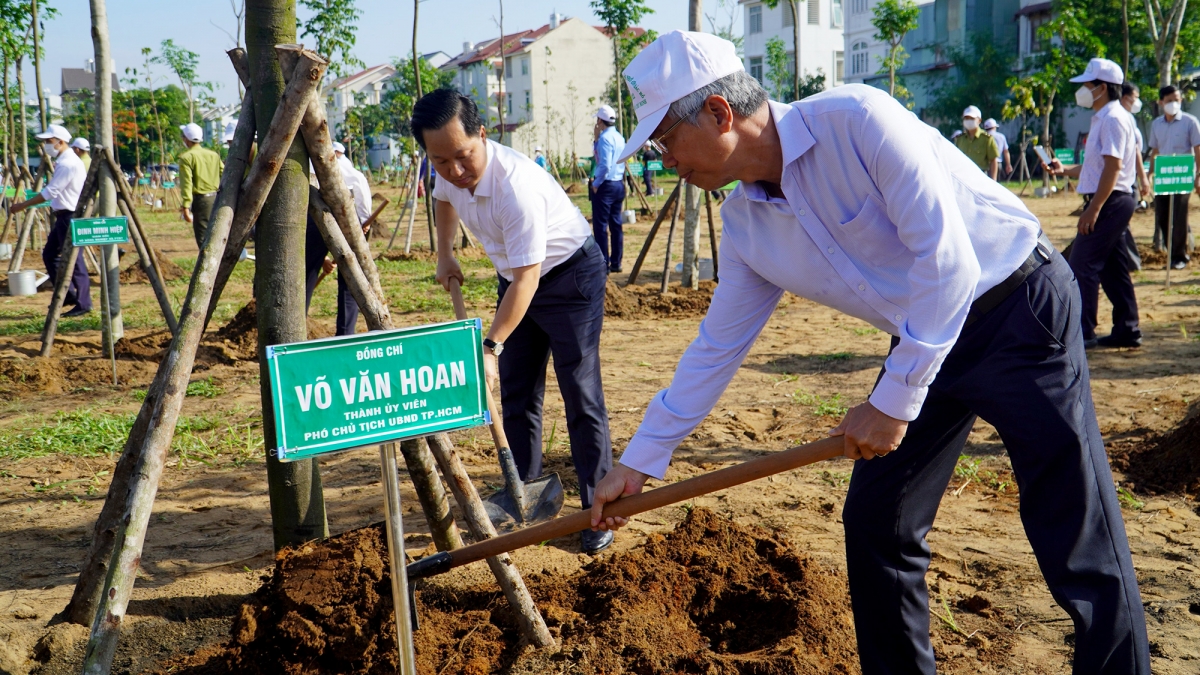 Lãnh đạo TP.HCM tham gia trồng cây xanh.