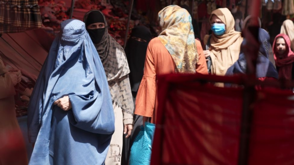 Lực lượng Taliban nắm quyền tại Afghanistan ngày 7/5 ra quy định yêu cầu phụ nữ phải mặc mặc trang phục che kín mặt và cơ thể khi đến nơi công cộng. Ảnh: BBC