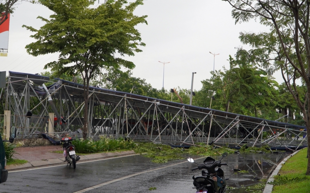 Một biển quảng cáo bị mưa gió làm ngã đổ ở TP.HCM vào tháng 7/2021 (Ảnh: Hùng An)
