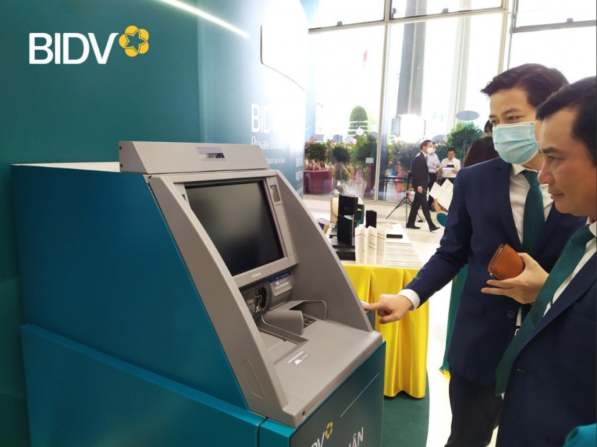 Trải nghiệm rút tiền bằng thẻ CCCD chip tại ngân hàng BIDV - Ảnh do BIDV cung cấp