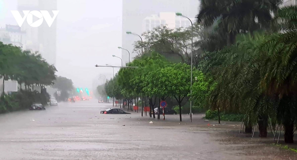 Mưa lớn gây ngập lụt ở nhiều nơi ở Hà Nội vào chiều 29/5