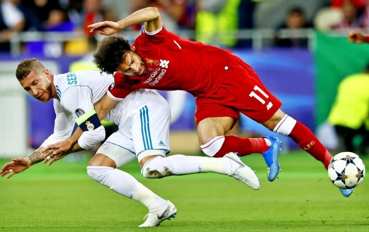 Salah dính chấn thương ở trận chung kết năm 2018 khi bị Ramos phạm lỗi (Ảnh: Getty).