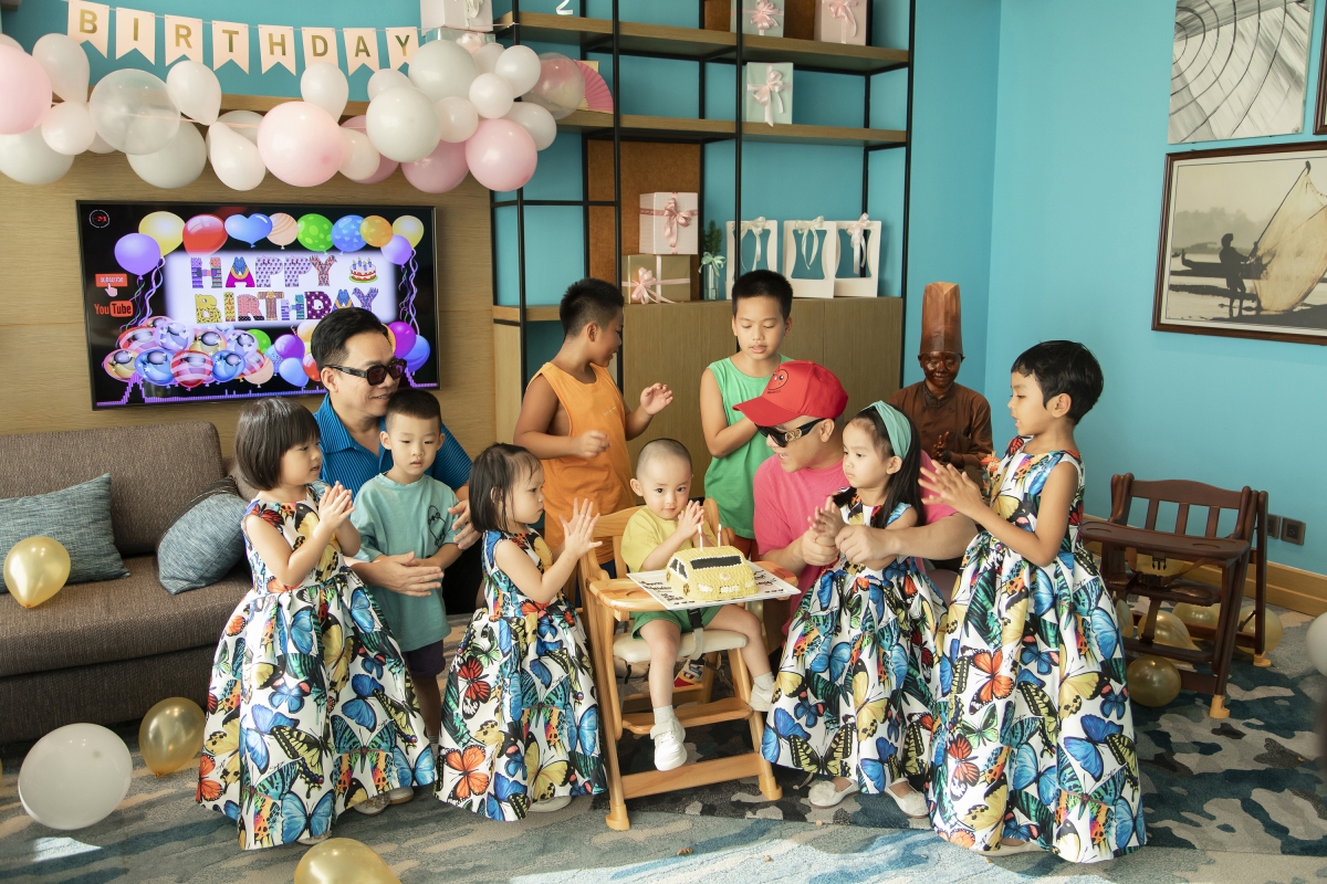 Đỗ Mạnh Cường và doanh nhân Huy Cận tổ chức sinh nhật cho bé Rồng.