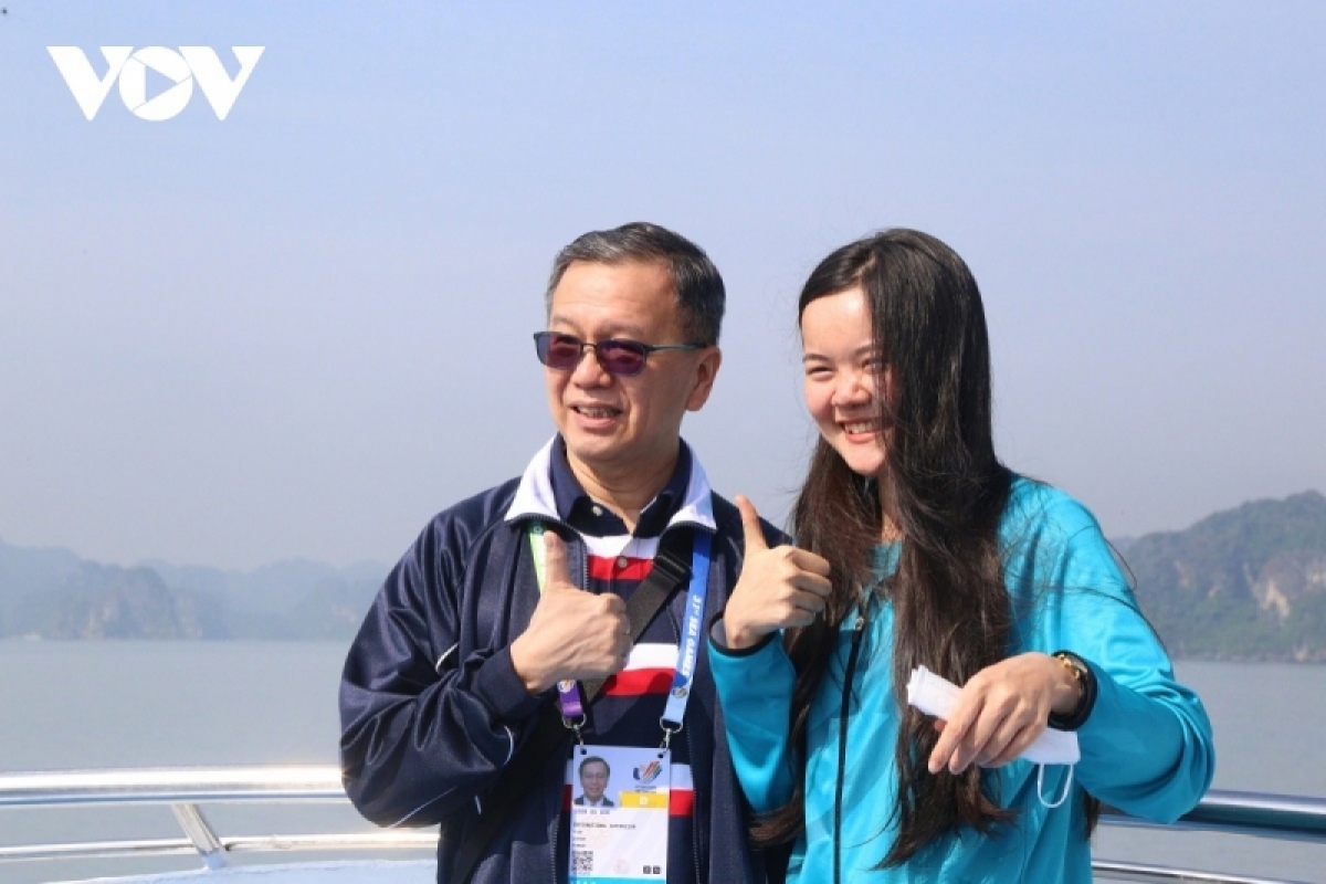Nguyễn Thị Kim Thu, sinh viên khoa ngôn ngữ Đại học Hạ Long dẫn đoàn khách quốc tế tham quan Vịnh Hạ Long