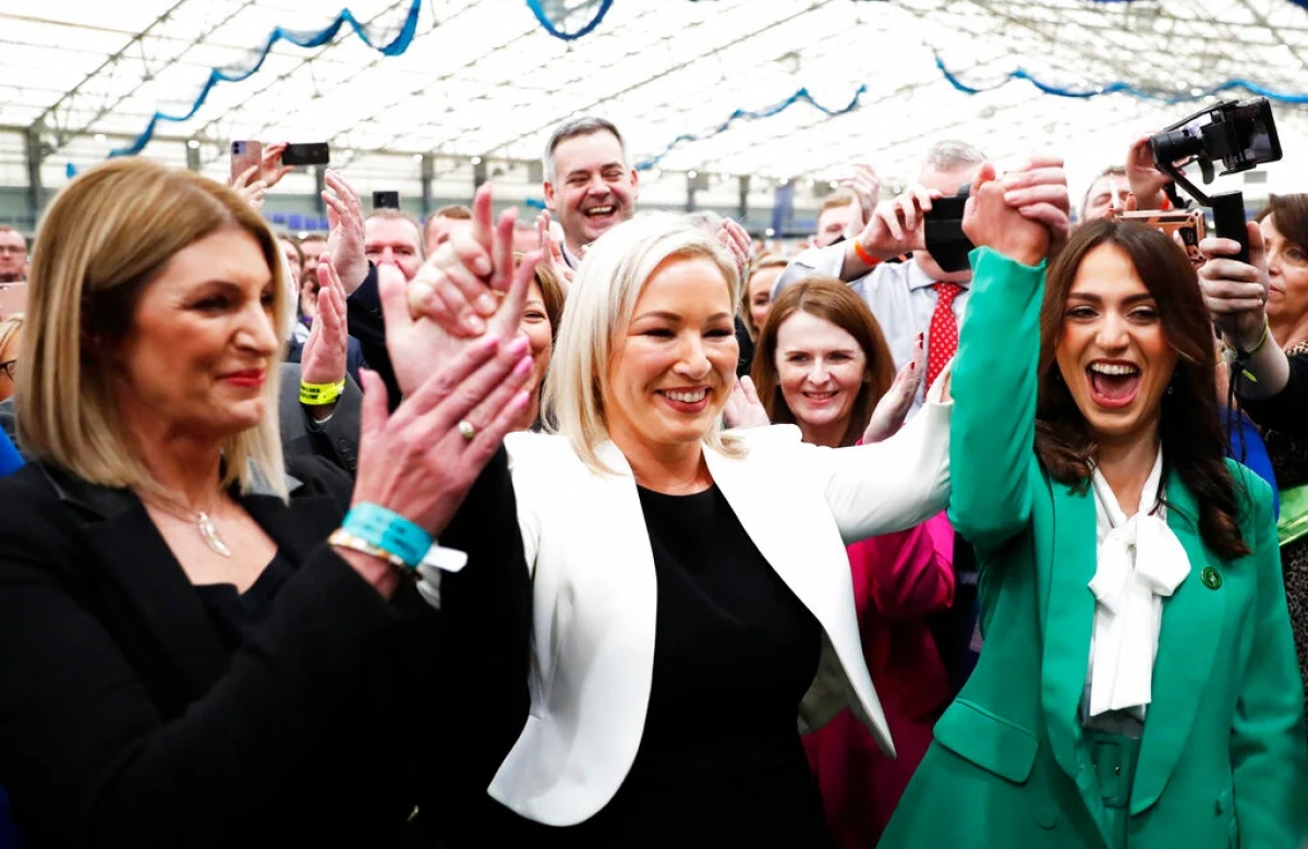 Phó Chủ tịch đảng Sinn Fein (giữa) mừng chiến thắng cùng các đồng nghiệp ở Bắc Ireland ngày 6/5/2022. Ảnh: AP