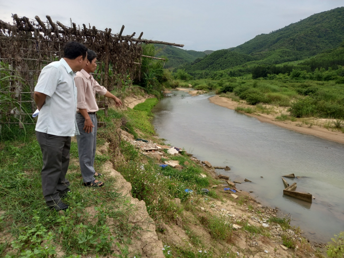 Sông Cô đổi dòng, sạt lở, vùi lấp chuồng trại, đất sản xuất của người dân.