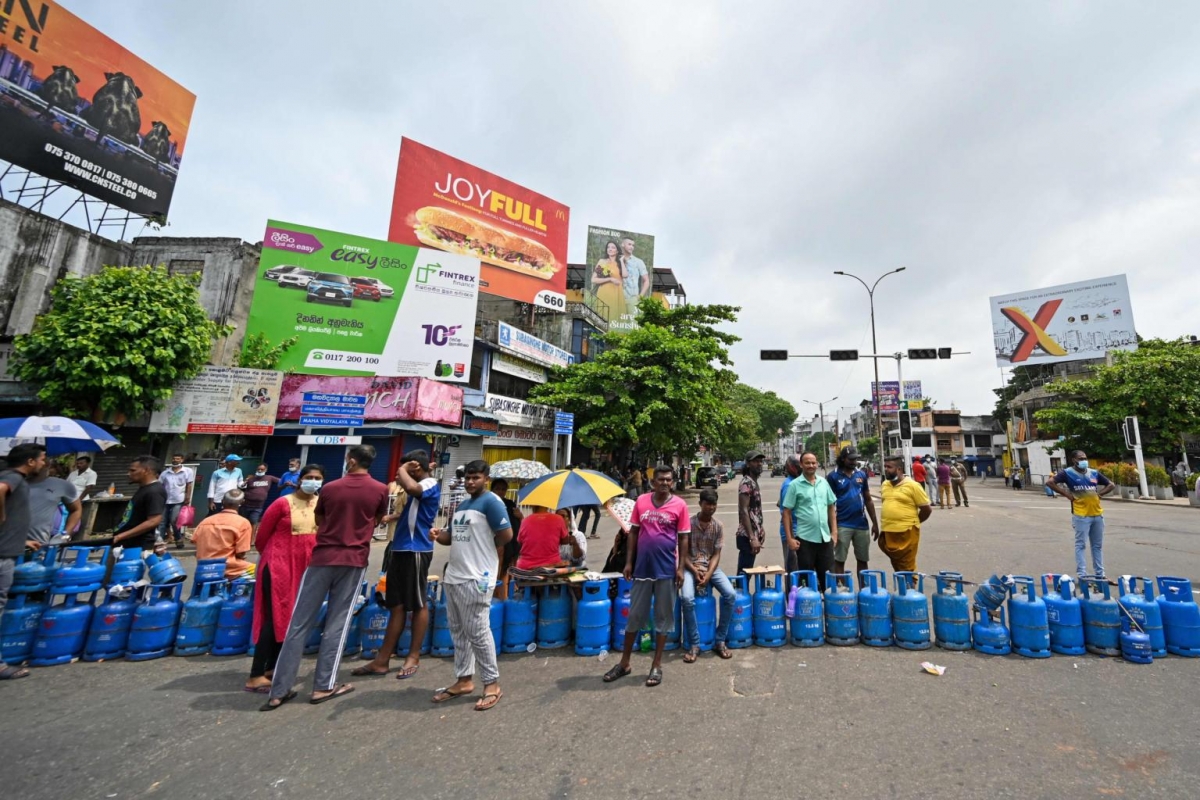 Người dân Sri Lanka xếp gàng mua gas ở Colombo, ngày 8/5/2022. Ảnh: AFP