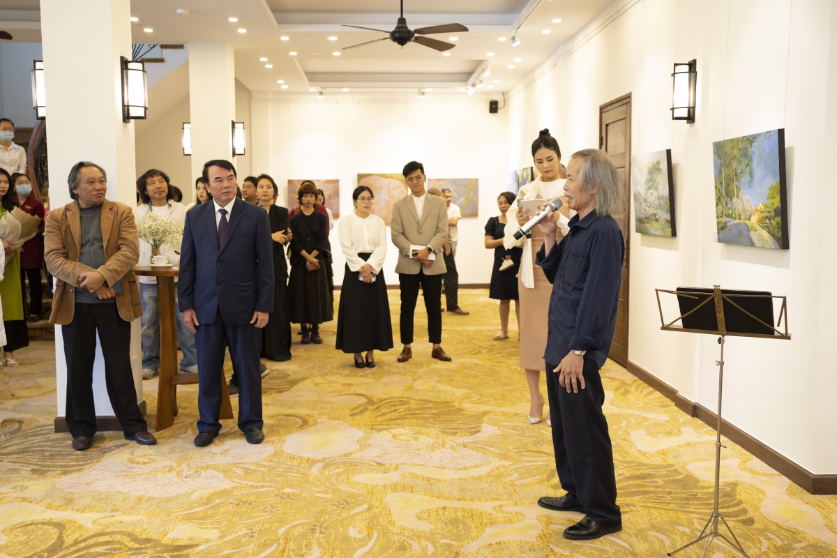 Buổi triển lãm thu hút sự quan tâm của đông đảo người yêu tranh.