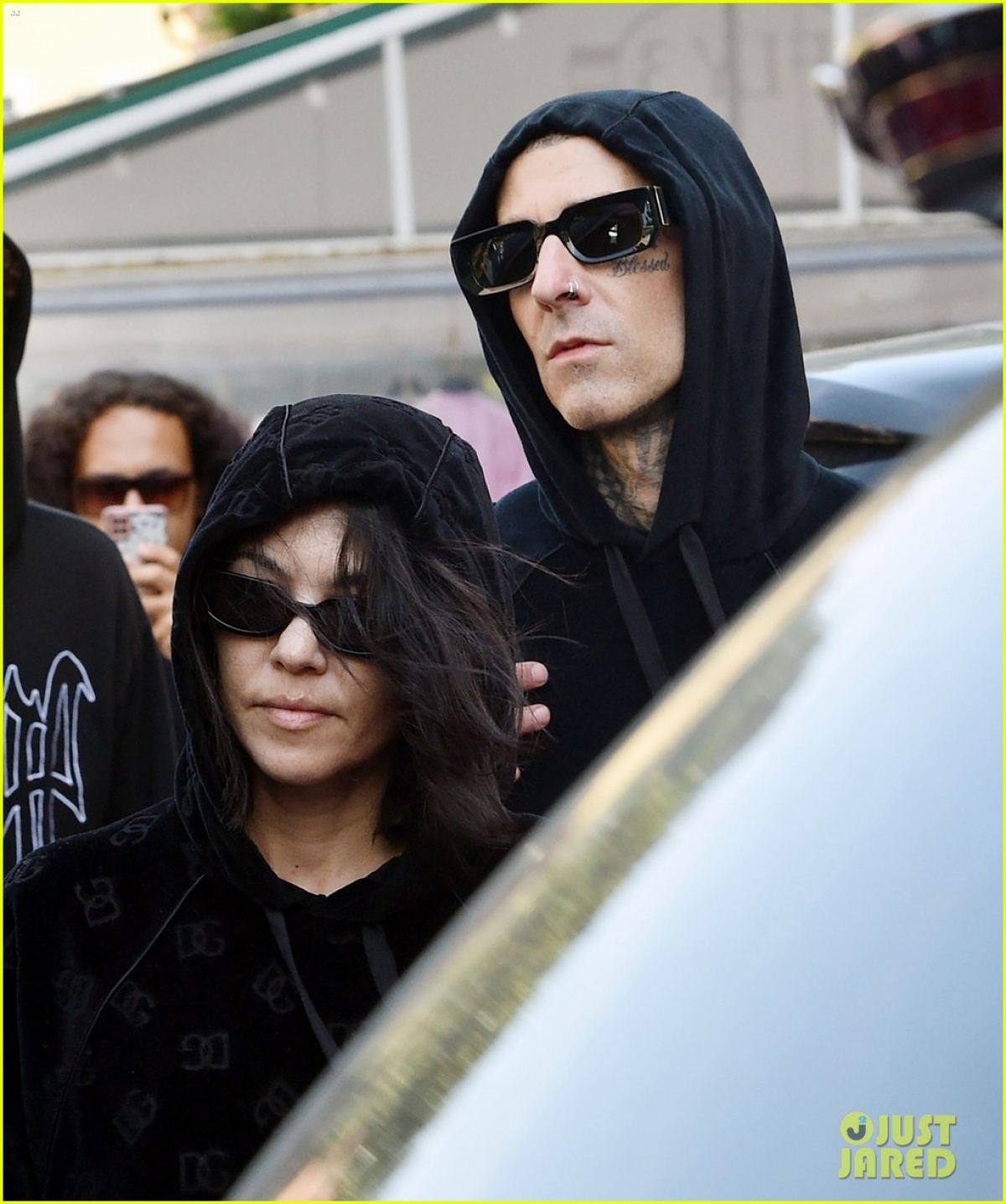 Trước đó, Kourtney Kardashian và Travis Barker đã tổ chức lễ cưới tại nhà nguyện One Love Wedding Chapel ở Las Vegas.
