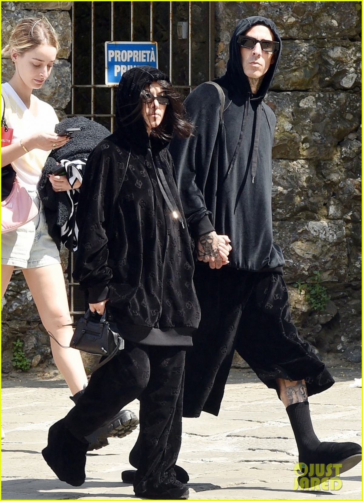 Tháng 10/2021, Travis Barker cầu hôn Kourtney Kardashian tại khu nghỉ mát Rosewood Miramar ở Montecito, California.