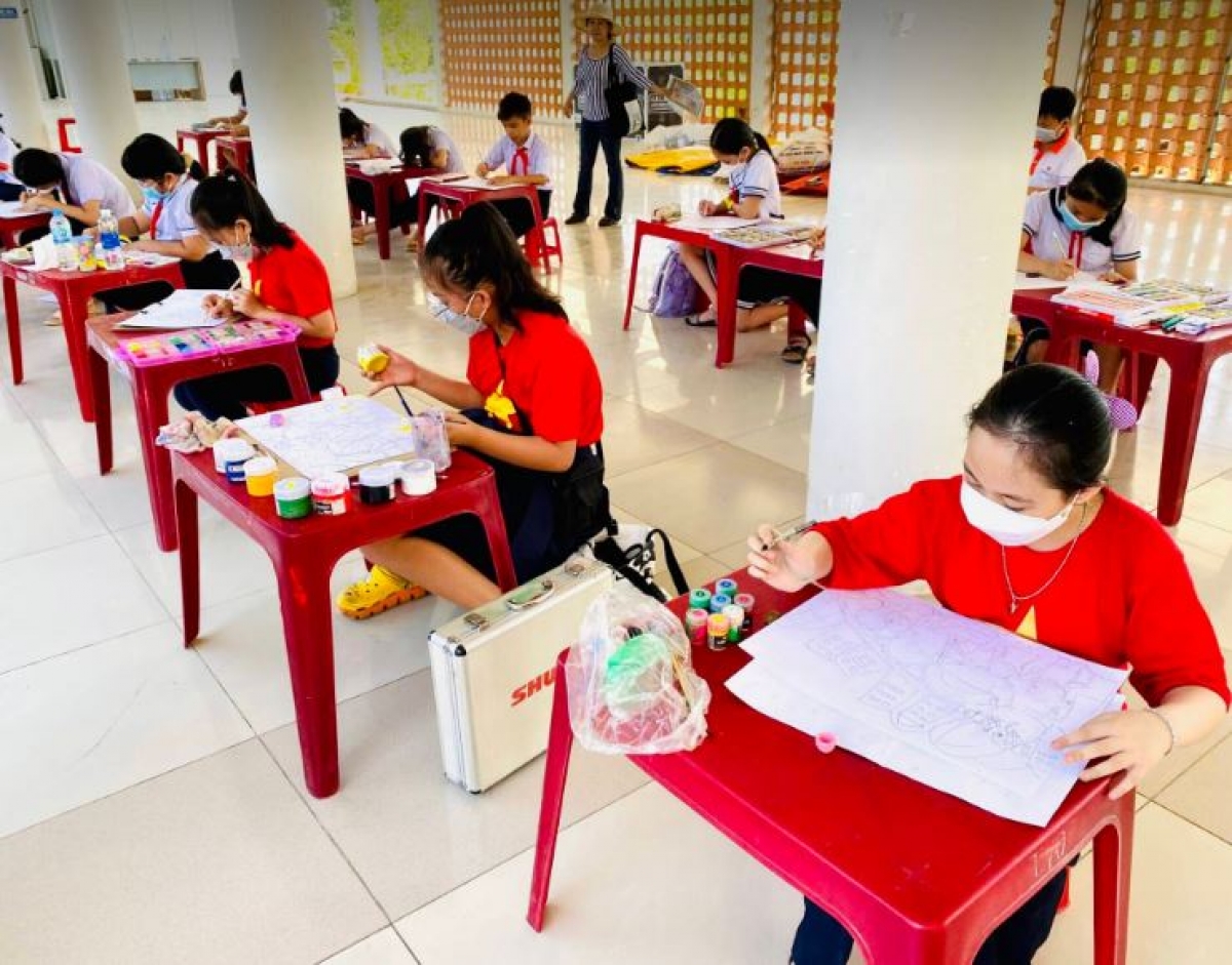 Các em tham gia thi vẽ tranh “Quê hương trong tim em” tại ngày hội.