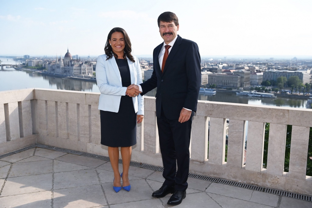 Tân Tổng thống Hungary Katalin Novak (trái) và người tiền nhiệm Janos Ader (Ảnh: Hungarytoday.hu)