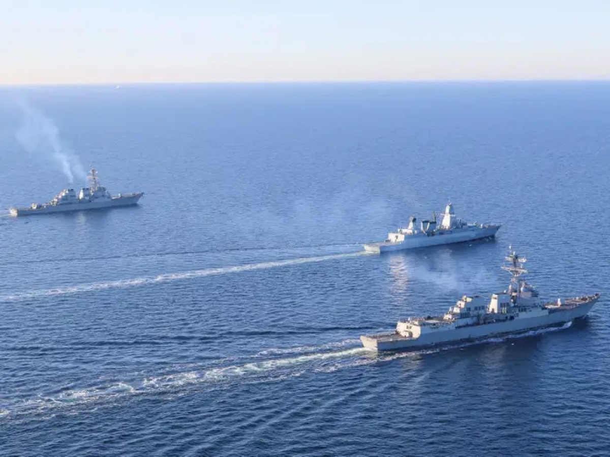Tàu USS Forrest Sherman và USS Donald Cook của Mỹ huấn luyện cùng khinh hạm FGS Sachsen (giữa) của Đức ở Biển Baltic ngày 9/3/2022. Ảnh: Hải quân Mỹ
